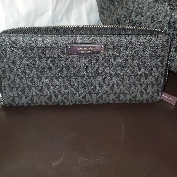 Michael Kors Hobo bag w/ matching wallet - Picture 5 of 7